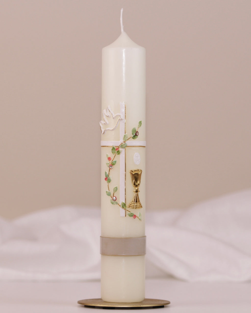 Kommunionskerze mit goldfarbenem Kreuz, weißer Taube, Kelch und zarter Blumenranke – handverziert von Wiedemann.