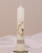 Kommunionskerze mit goldfarbenem Kreuz, weißer Taube, Kelch und zarter Blumenranke – handverziert von Wiedemann.