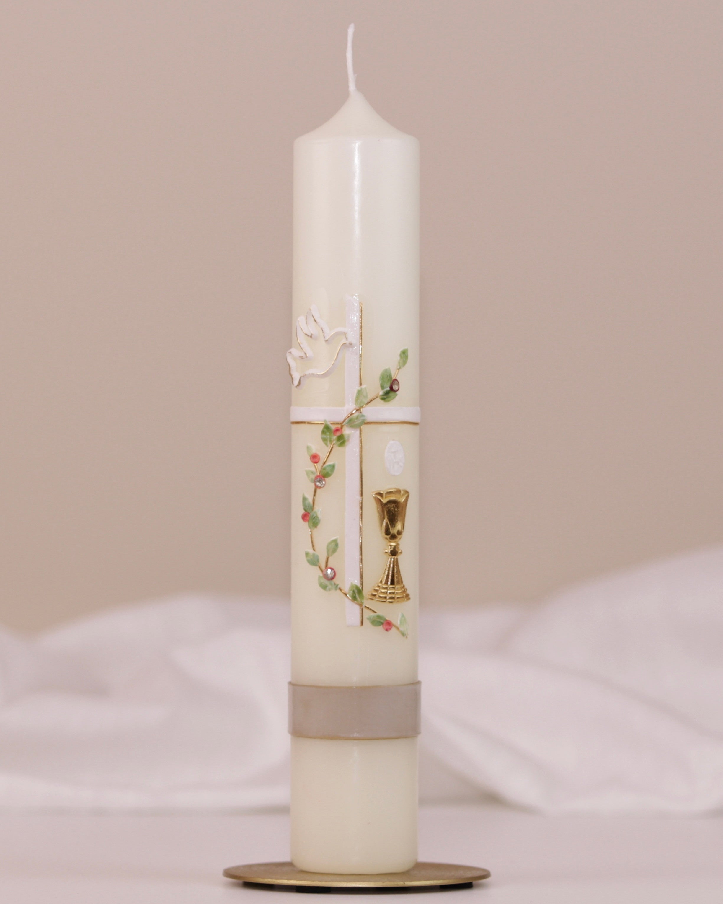 Kommunionskerze mit goldfarbenem Kreuz, weißer Taube, Kelch und zarter Blumenranke – handverziert von Wiedemann.