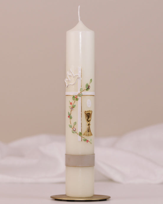 Kommunionskerze mit goldfarbenem Kreuz, weißer Taube, Kelch und zarter Blumenranke – handverziert von Wiedemann.