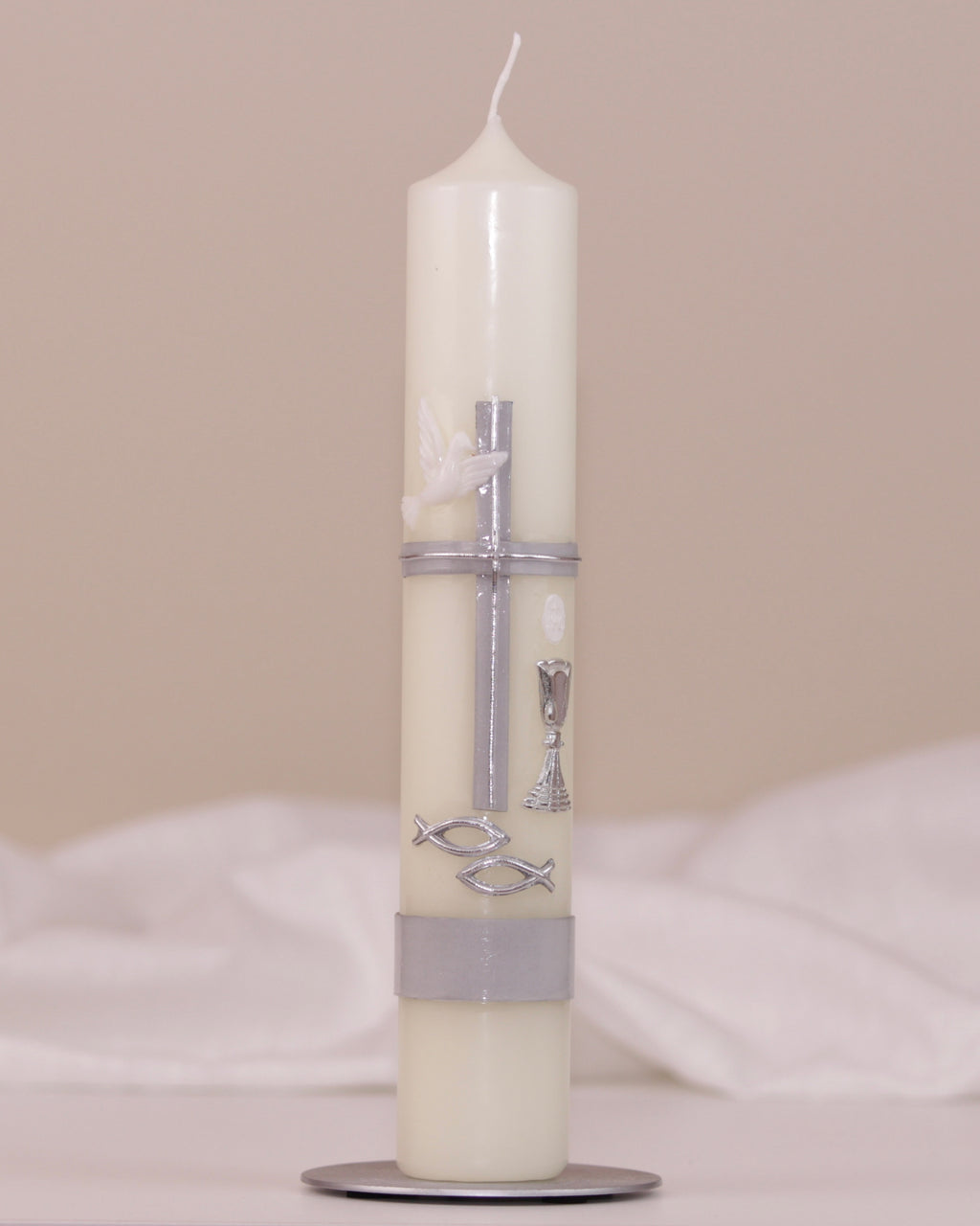 Kommunionskerze mit silbernem Kreuz, Taube, Kelch und Fischsymbol auf weißem Hintergrund – traditionell verziert von Wiedemann.