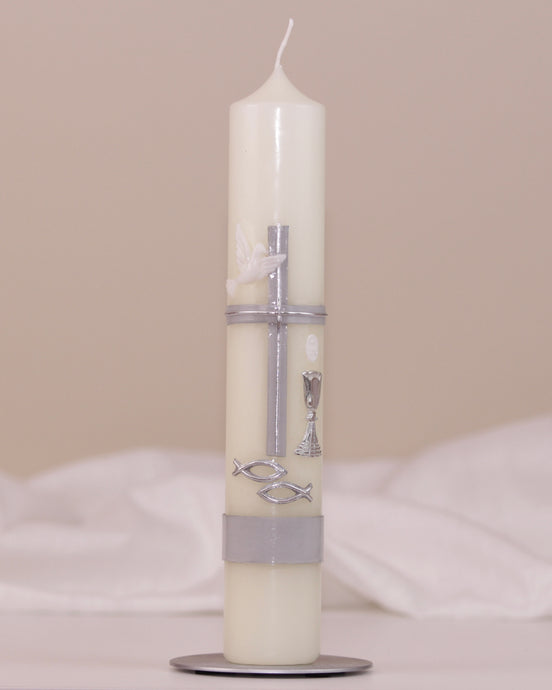 Kommunionskerze mit silbernem Kreuz, Taube, Kelch und Fischsymbol auf weißem Hintergrund – traditionell verziert von Wiedemann.
