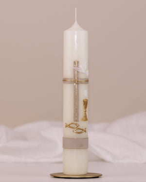 Kommunionskerze mit gold-beigem Kreuz, Taube, Kelch und zwei Fischsymbolen – klassische Gestaltung von Wiedemann.
