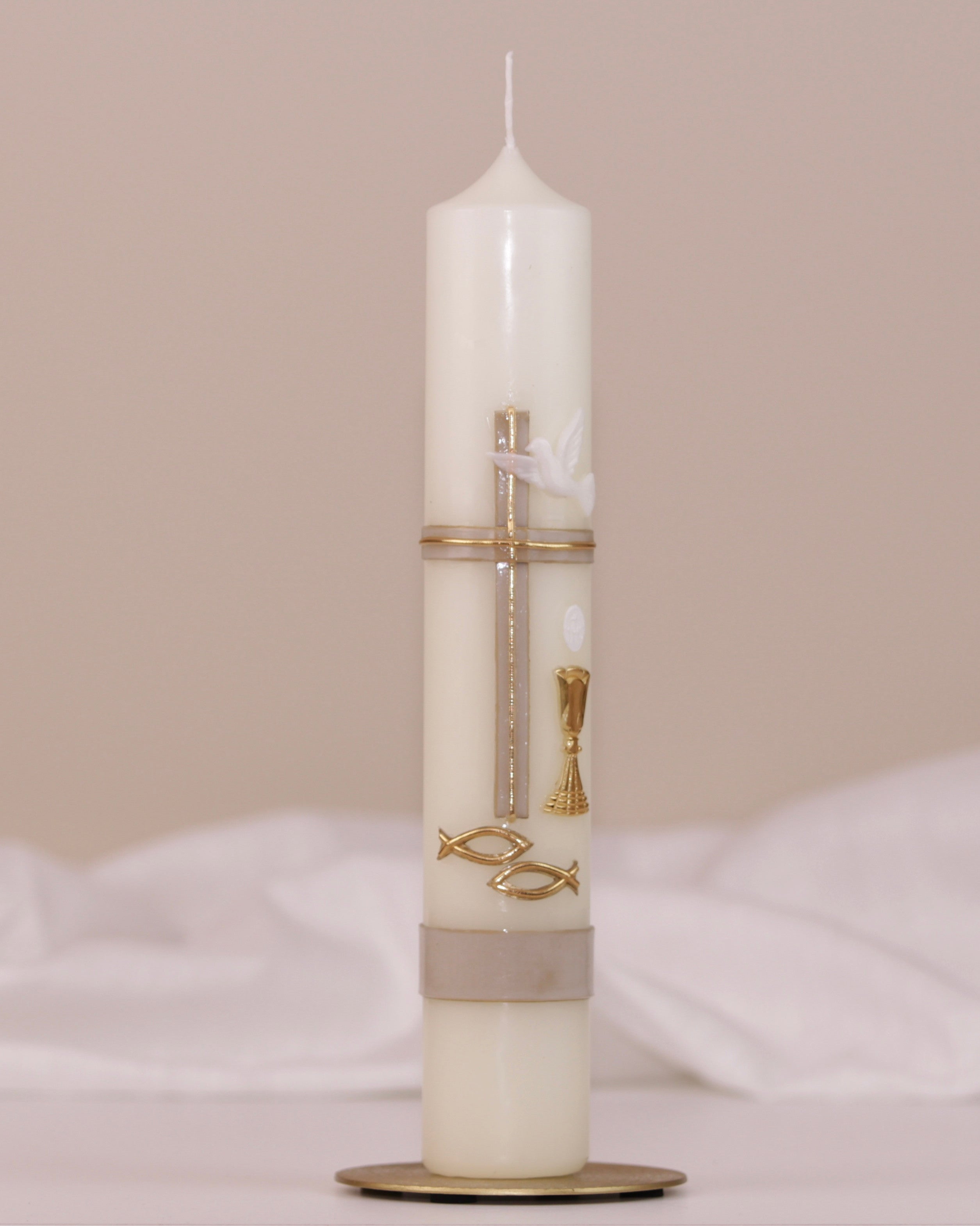 Kommunionskerze mit gold-beigem Kreuz, Taube, Kelch und zwei Fischsymbolen – klassische Gestaltung von Wiedemann.