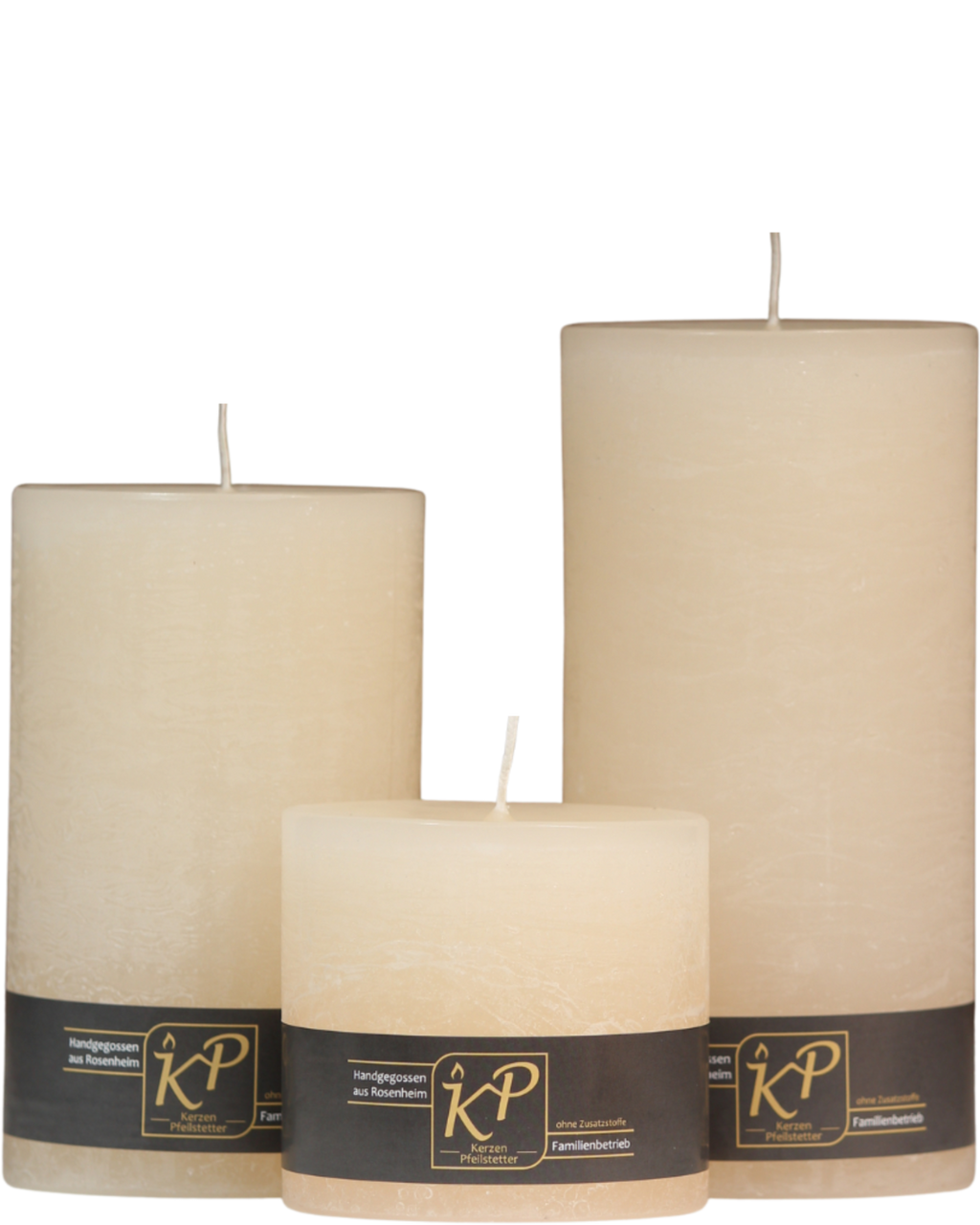 Drei Stumpenkerzen in creme nebeneinander – in den Größen Klein, Mittel und Groß.
