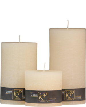Drei Stumpenkerzen in creme nebeneinander – in den Größen Klein, Mittel und Groß.