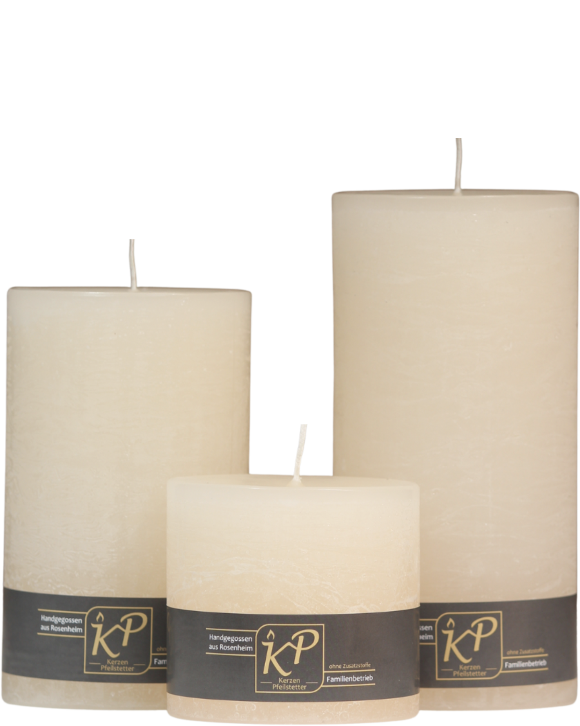 Drei Stumpenkerzen in creme nebeneinander – in den Größen Klein, Mittel und Groß.