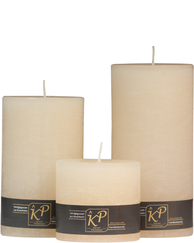 Drei Stumpenkerzen in creme nebeneinander – in den Größen Klein, Mittel und Groß.