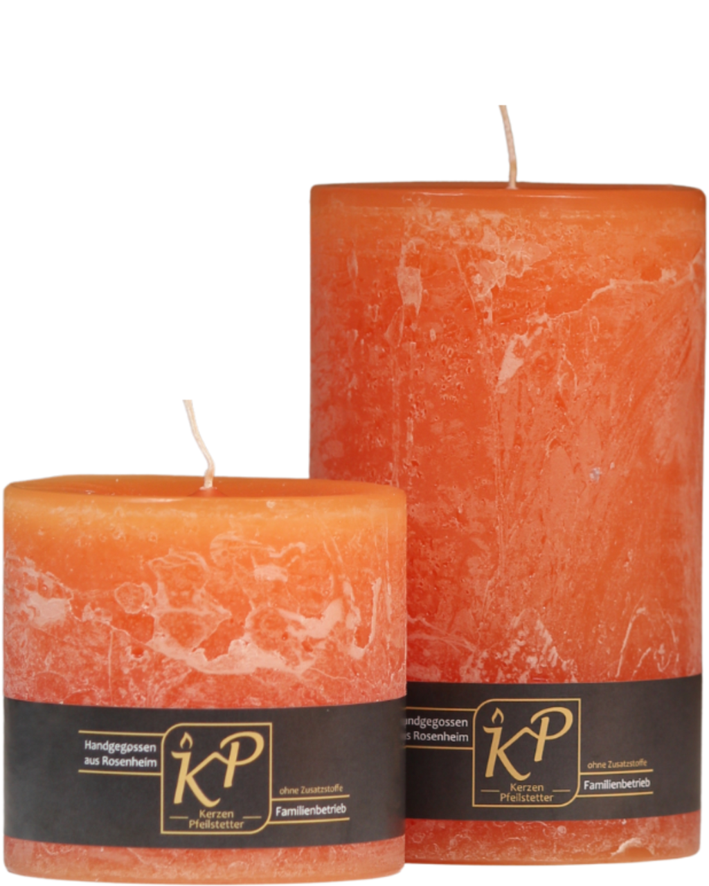 Zwei Stumpenkerzen in hellorange nebeneinander – in den Größen Klein und Mittel.