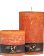Zwei Stumpenkerzen in hellorange nebeneinander – in den Größen Klein und Mittel.