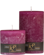 Zwei Stumpenkerzen in magenta nebeneinander – in den Größen Klein und Mittel.