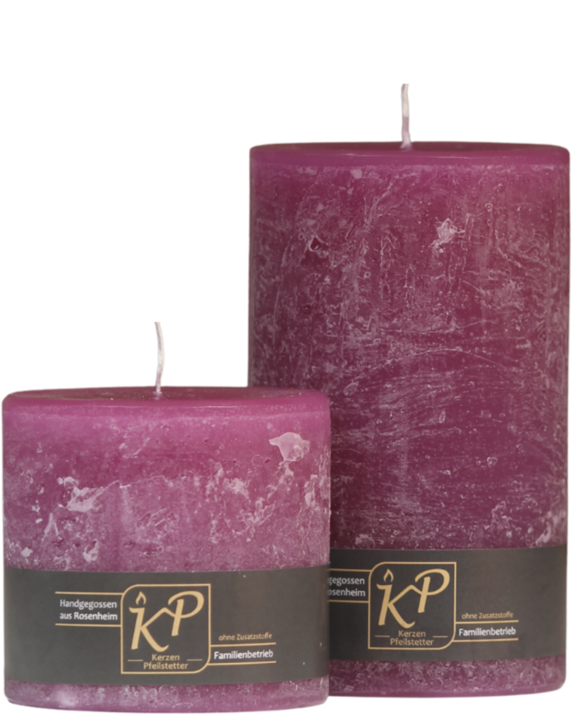 Zwei Stumpenkerzen in magenta nebeneinander – in den Größen Klein und Mittel.