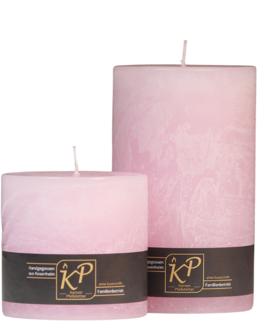 Zwei Stumpenkerzen in pastellrosa nebeneinander – in den Größen Klein und Mittel.