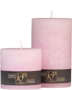 Zwei Stumpenkerzen in pastellrosa nebeneinander – in den Größen Klein und Mittel.