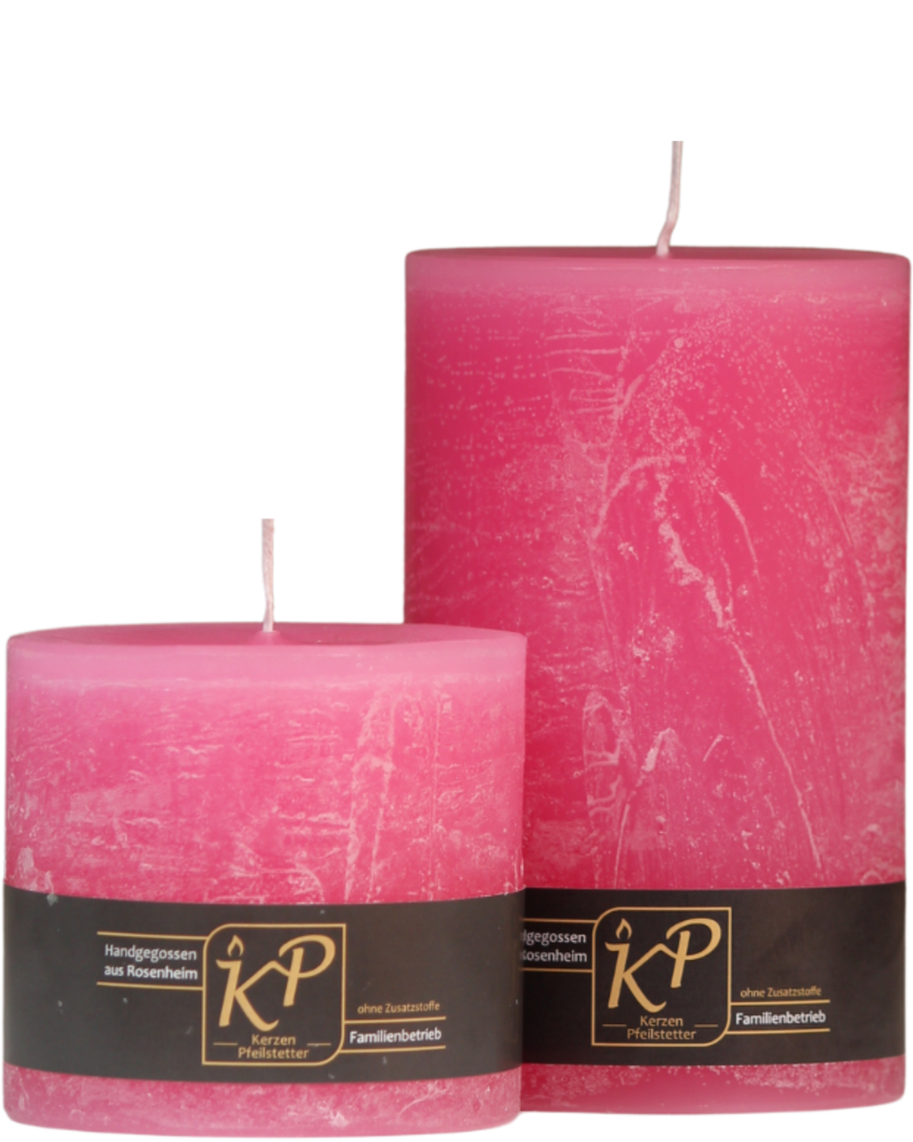Zwei Stumpenkerzen in pink nebeneinander – in den Größen Klein und Mittel.