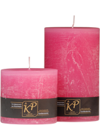 Zwei Stumpenkerzen in pink nebeneinander – in den Größen Klein und Mittel.