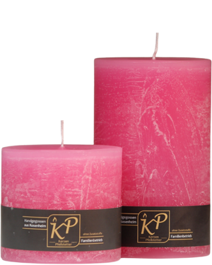 Zwei Stumpenkerzen in pink nebeneinander – in den Größen Klein und Mittel.