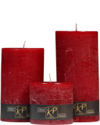 Drei Stumpenkerzen in weihnachtsrot nebeneinander – in den Größen Klein, Mittel und Groß.