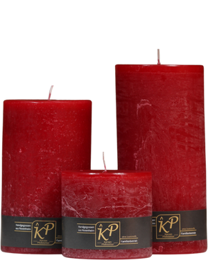Drei Stumpenkerzen in weihnachtsrot nebeneinander – in den Größen Klein, Mittel und Groß.