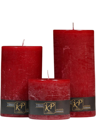 Drei Stumpenkerzen in weihnachtsrot nebeneinander – in den Größen Klein, Mittel und Groß.