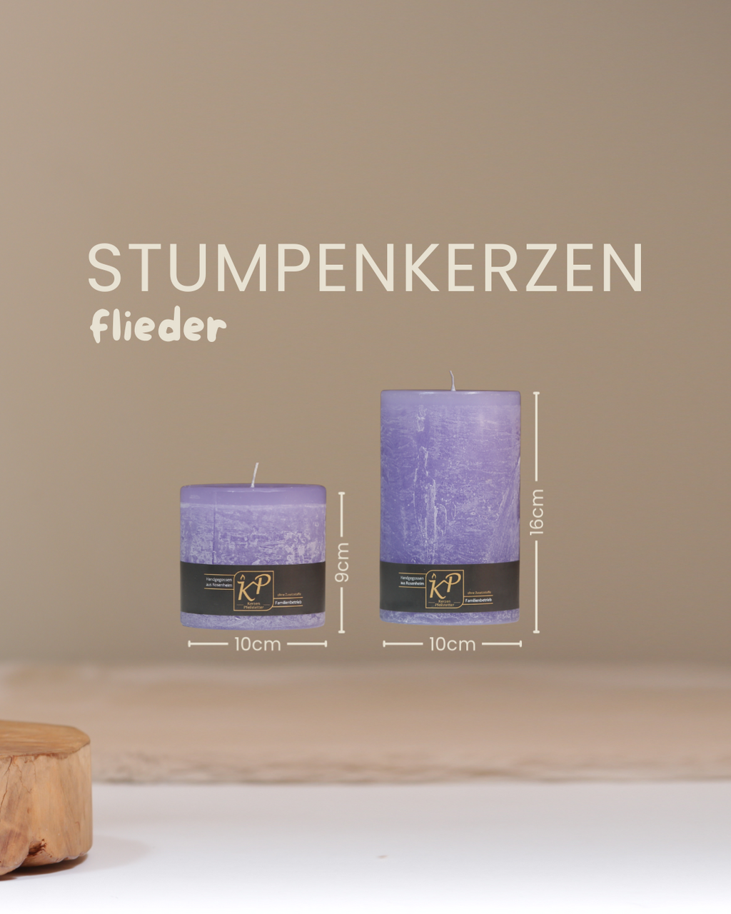 Stumpenkerzen in Flieder in zwei Größen mit Angaben zu Höhe und Durchmesser.
