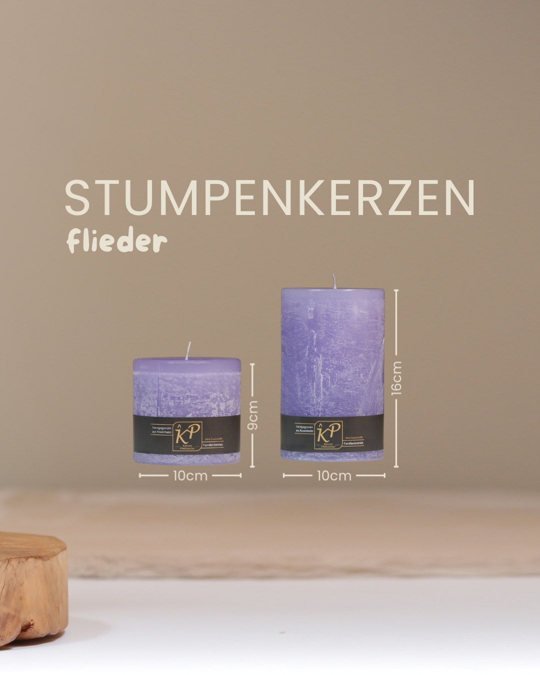 Stumpenkerzen in Flieder in zwei Größen mit Angaben zu Höhe und Durchmesser.