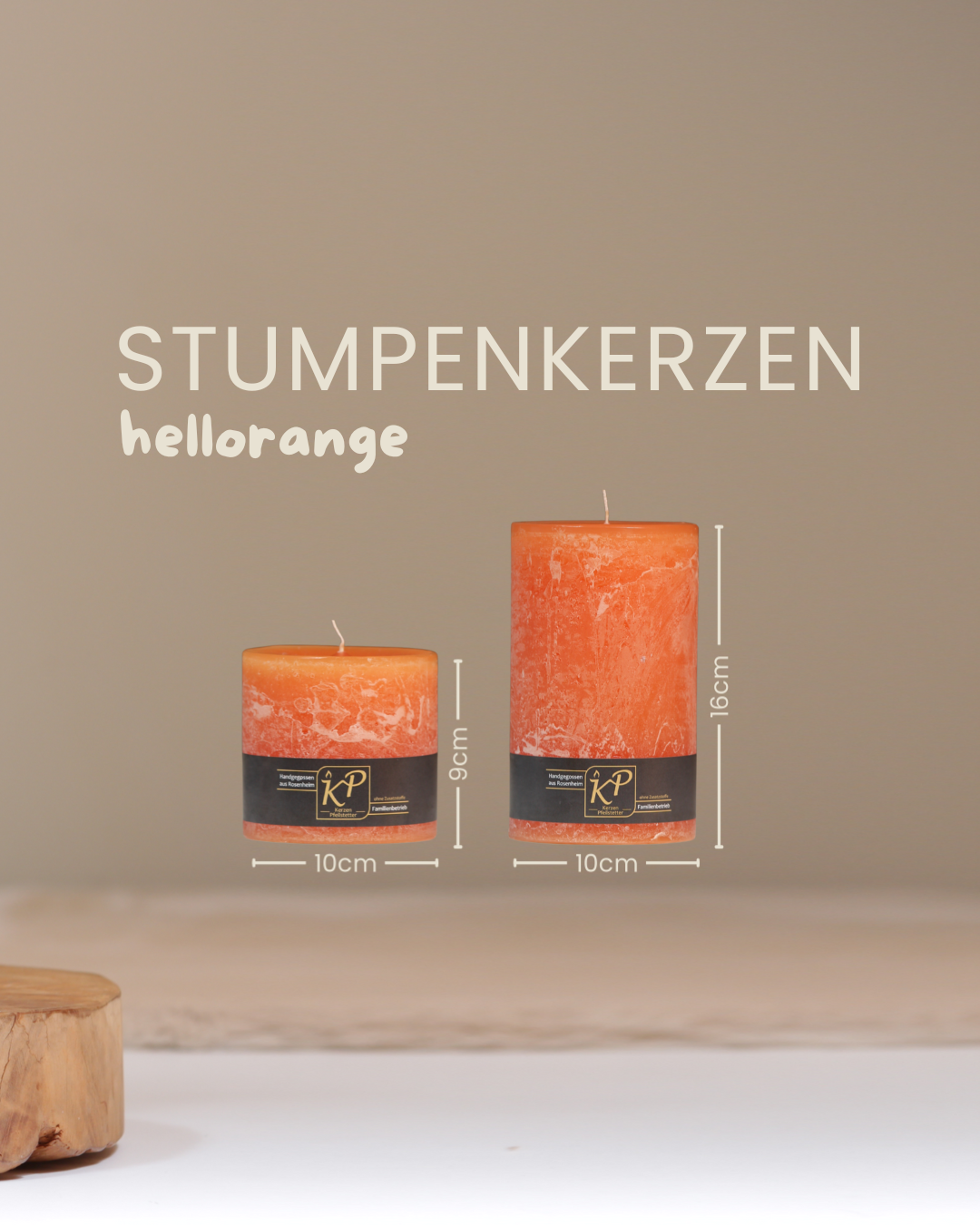 Stumpenkerzen in hellorange in zwei Größen mit Angaben zu Höhe und Durchmesser.