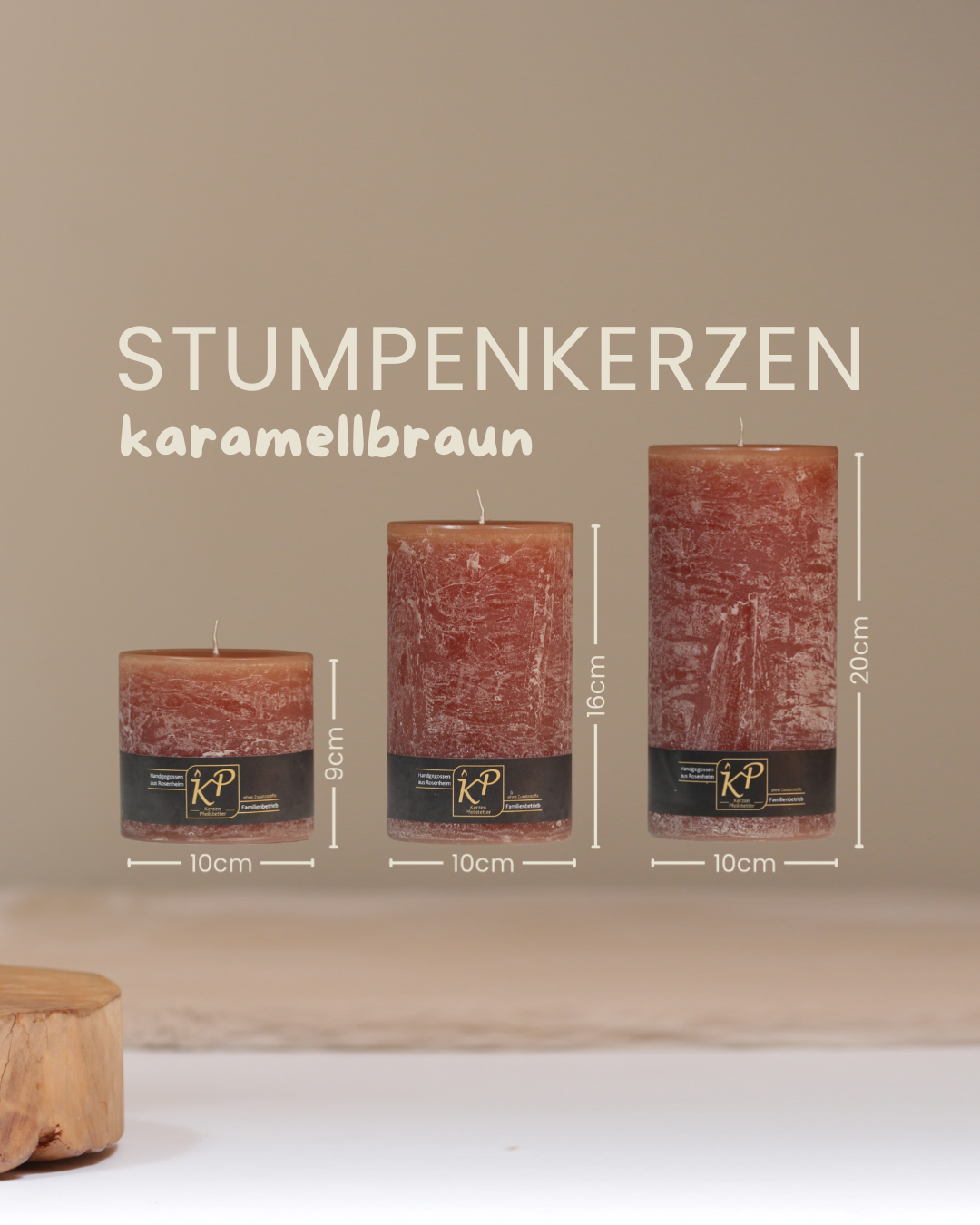 Stumpenkerzen in karamellbraun in drei Größen mit Angaben zu Höhe und Durchmesser.