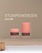 Stumpenkerzen in Koralle in zwei Größen mit Angaben zu Höhe und Durchmesser.