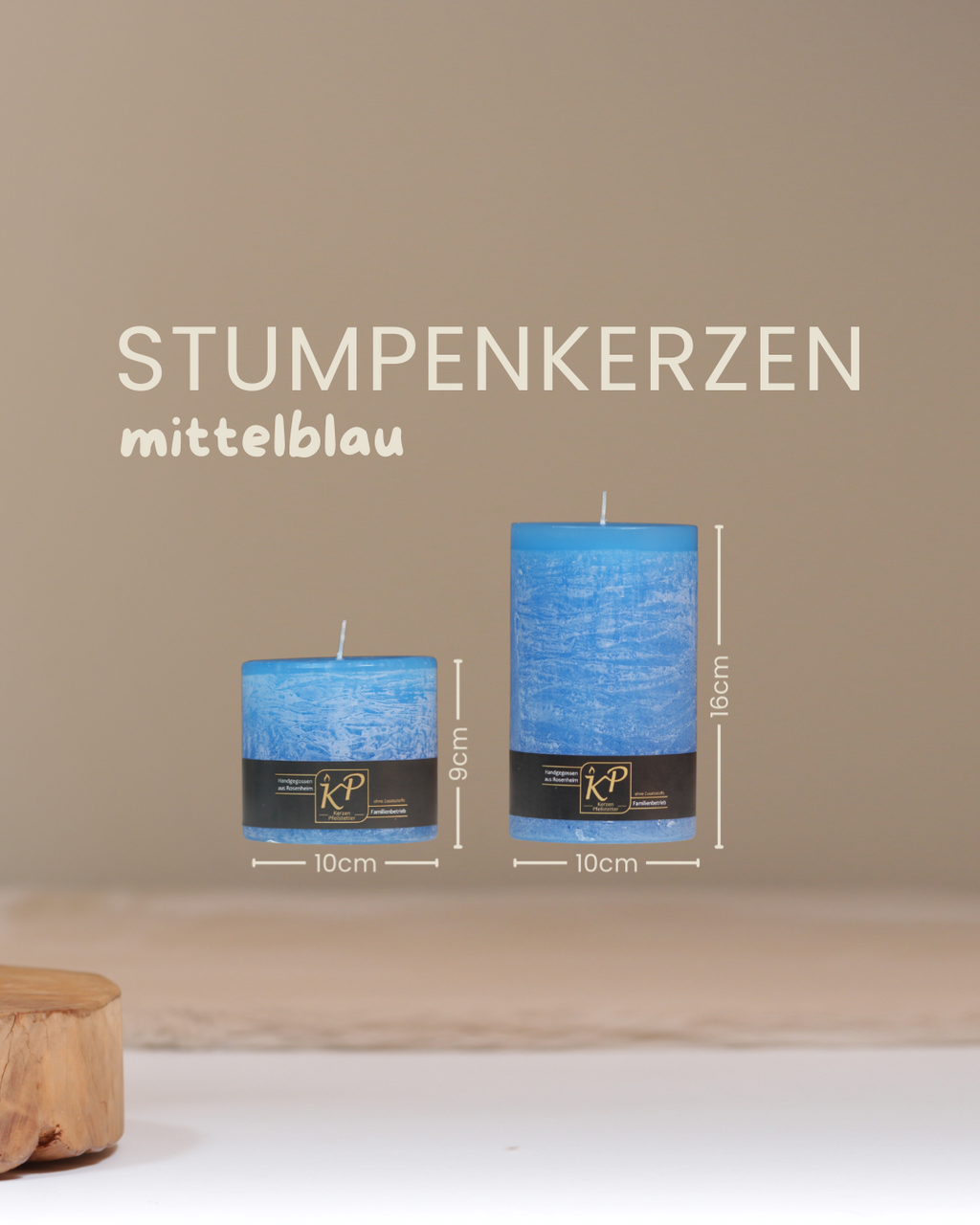 Stumpenkerzen in mittelblau in zwei Größen mit Angaben zu Höhe und Durchmesser.