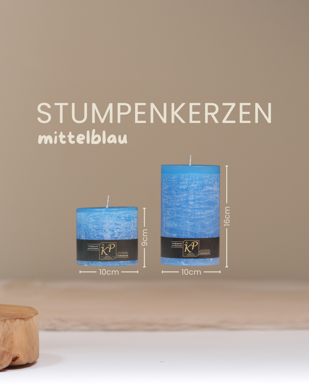 Stumpenkerzen in mittelblau in zwei Größen mit Angaben zu Höhe und Durchmesser.