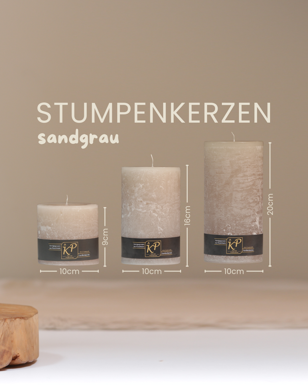 Stumpenkerzen in sandgrau in drei Größen mit Angaben zu Höhe und Durchmesser.