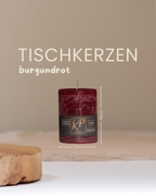 Tischkerze in burgundrot mit Angaben zu Höhe und Durchmesser.
