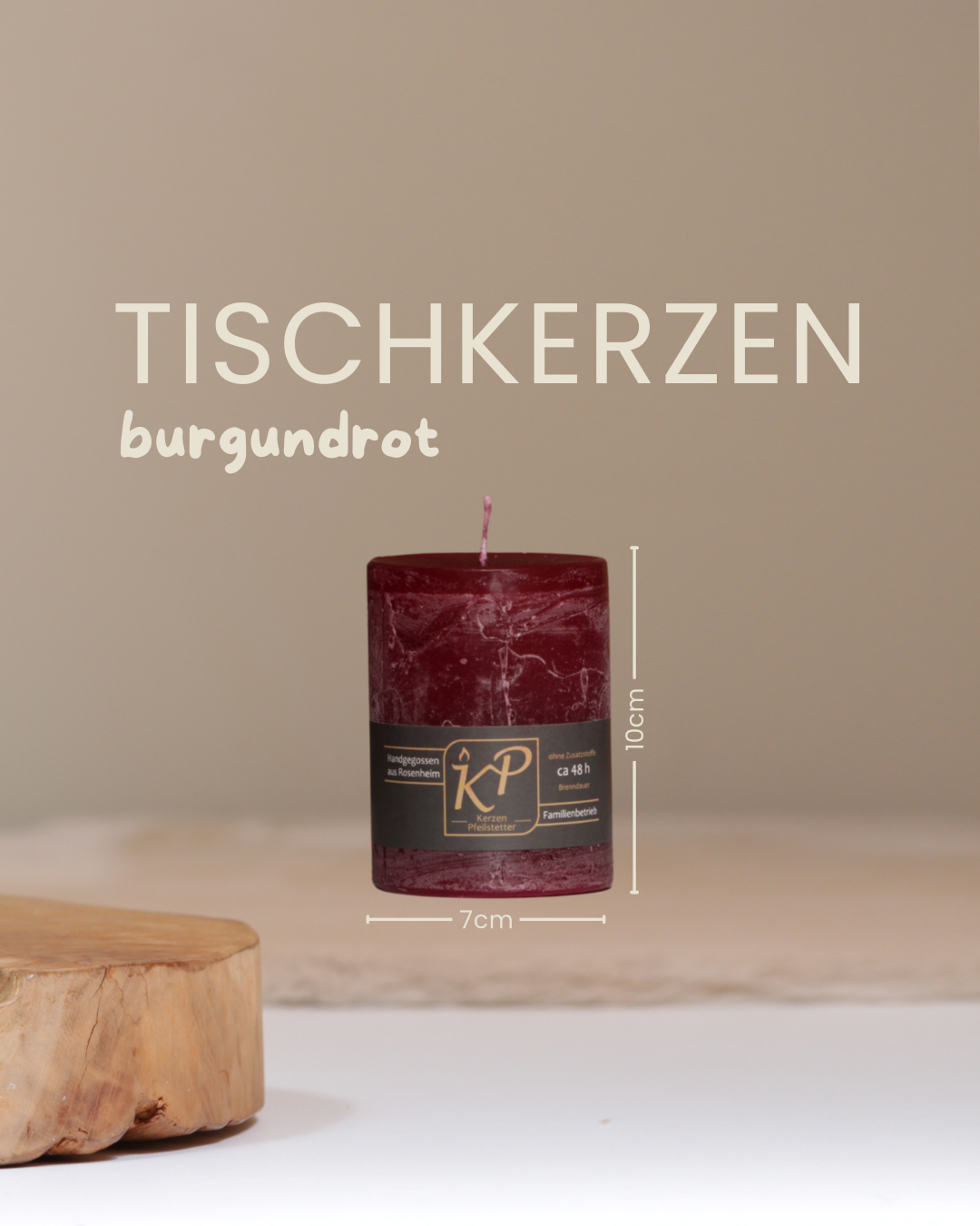Tischkerze in burgundrot mit Angaben zu Höhe und Durchmesser.