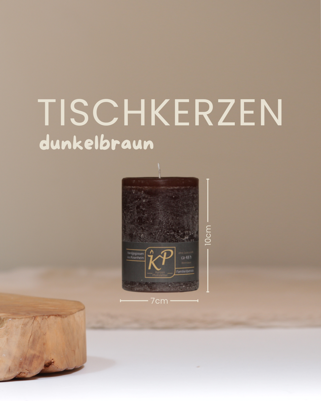 Tischkerze in dunkelbraun mit Angaben zu Höhe und Durchmesser.