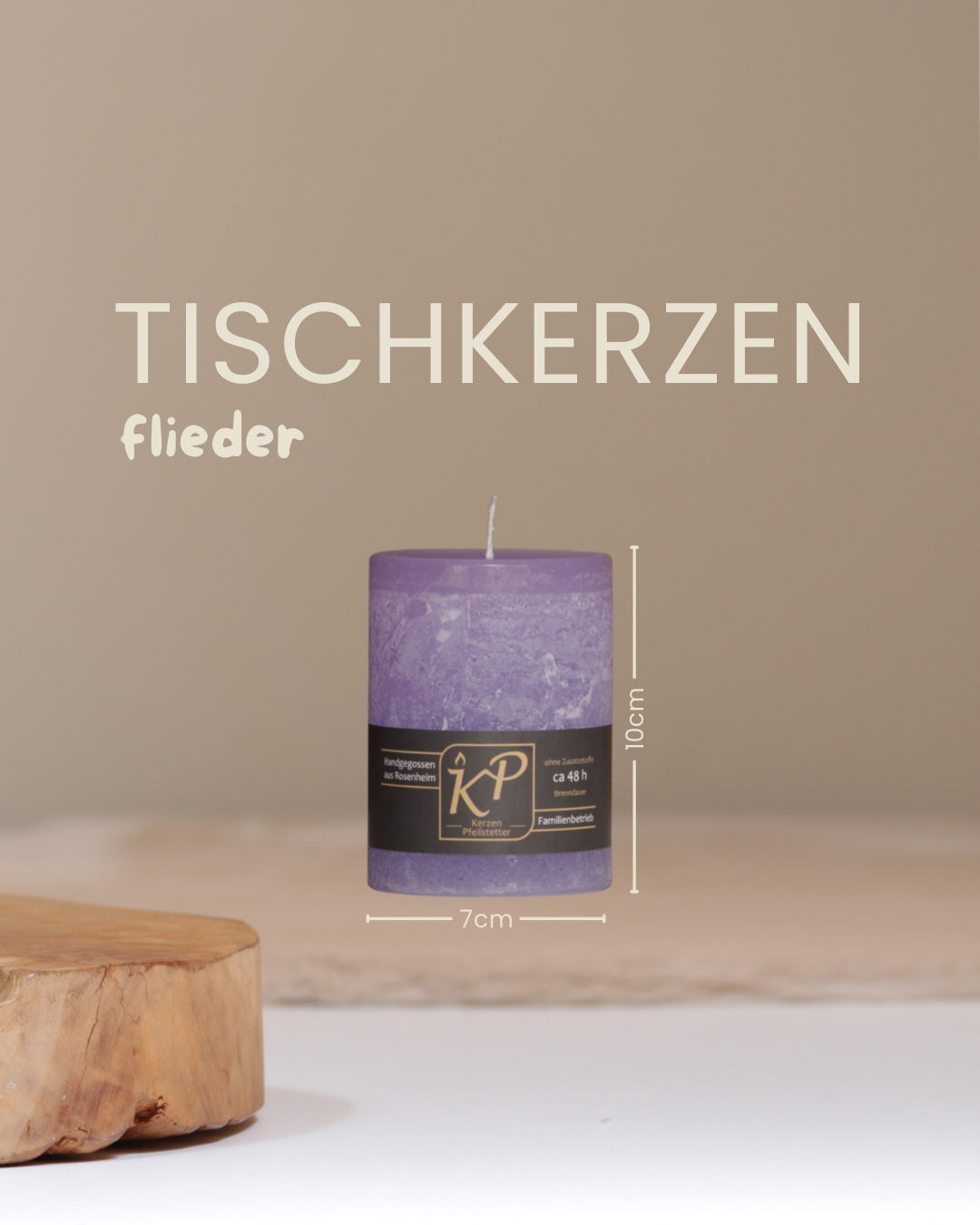 Tischkerze in flieder mit Angaben zu Höhe und Durchmesser.