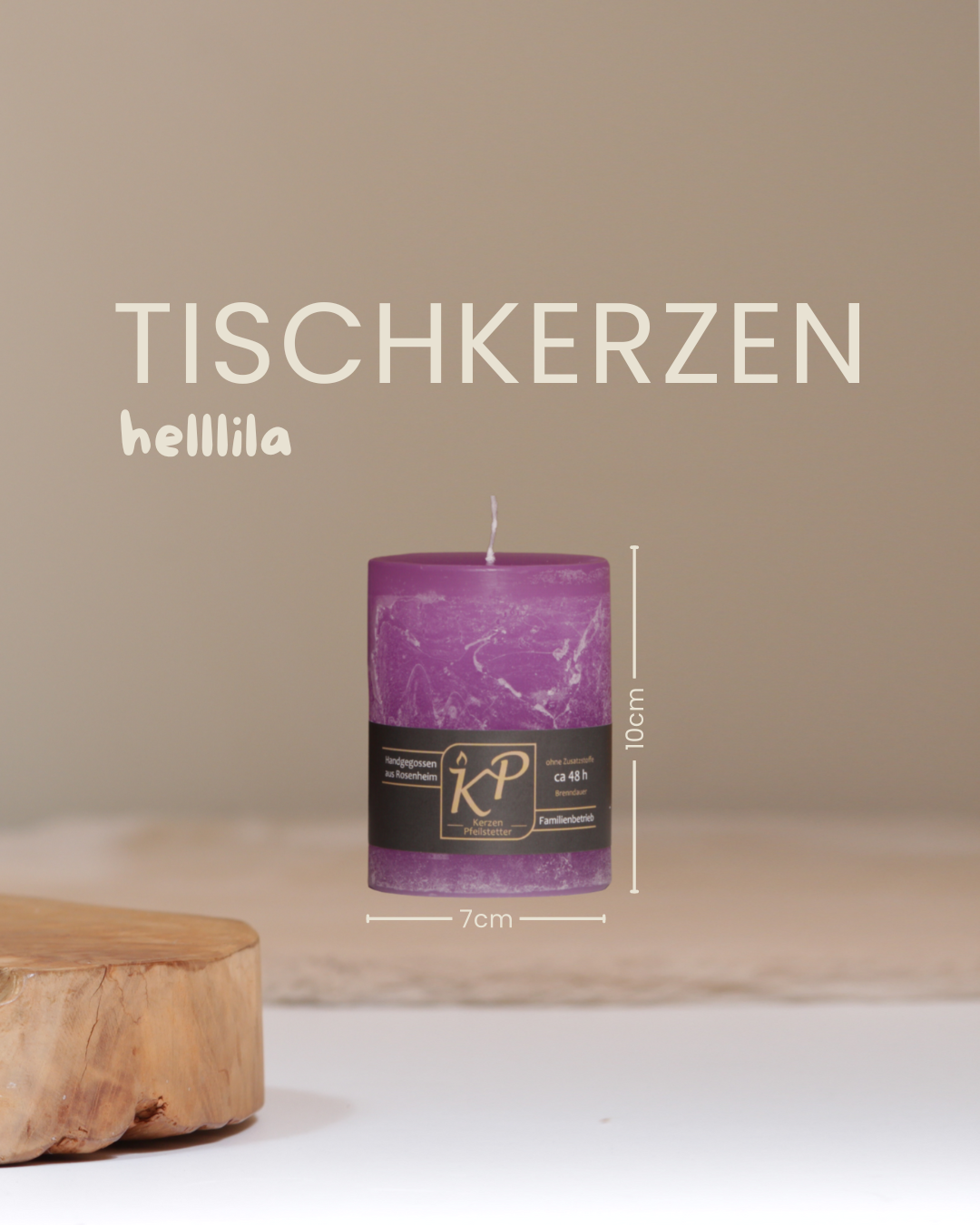 Tischkerze in helllila mit Angaben zu Höhe und Durchmesser.