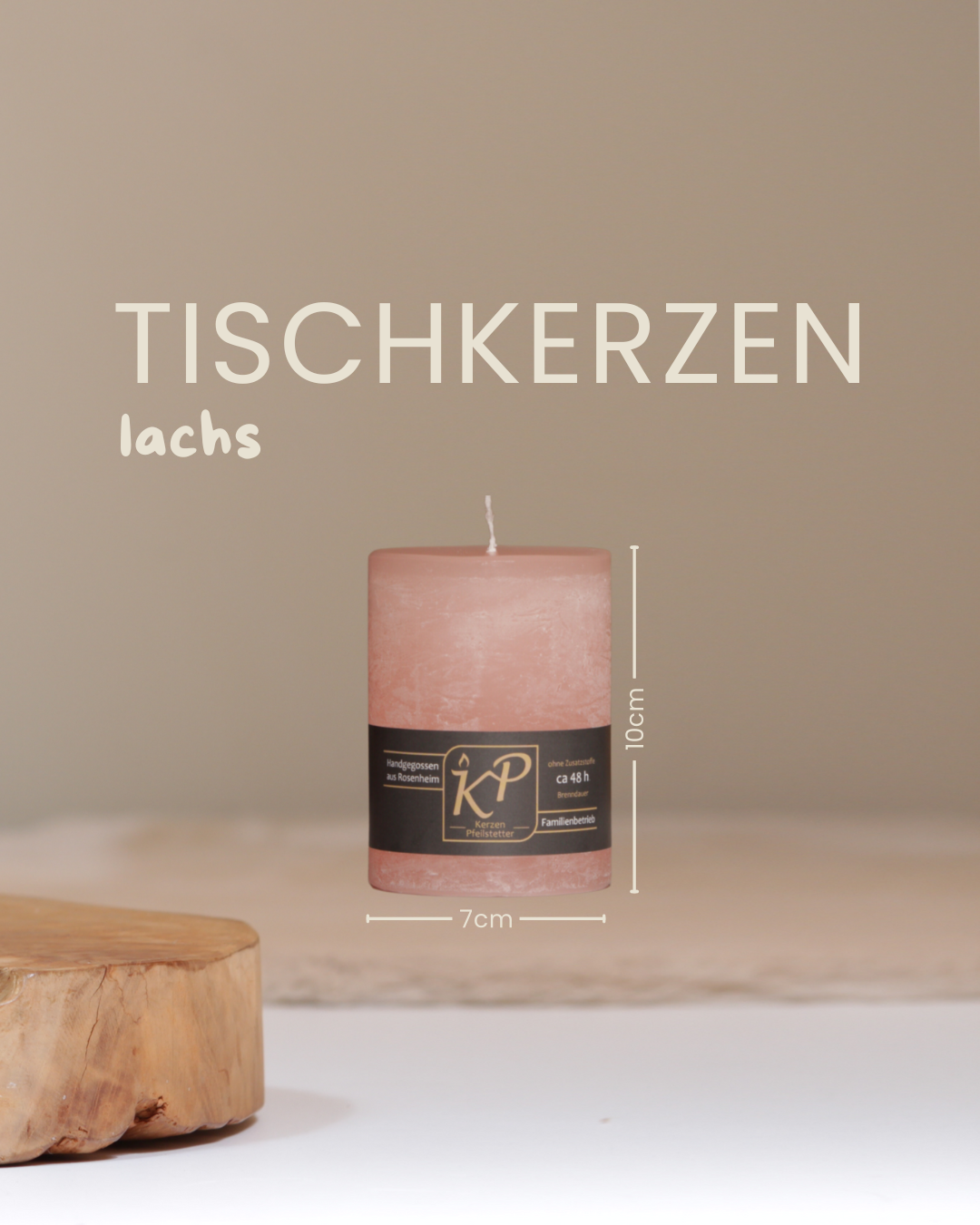 Tischkerze in lachs mit Angaben zu Höhe und Durchmesser.