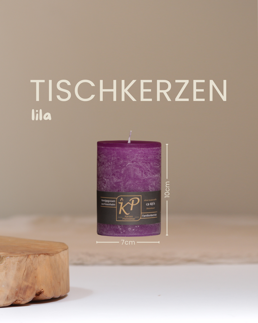 Tischkerze in lila mit Angaben zu Höhe und Durchmesser.