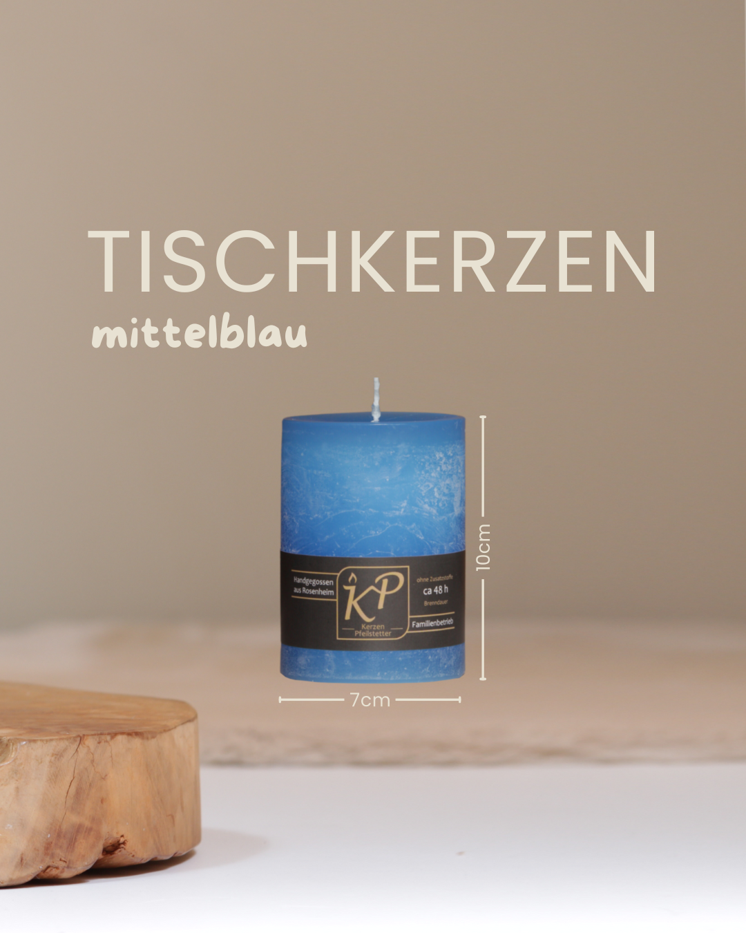 Tischkerze in mittelblau mit Angaben zu Höhe und Durchmesser.