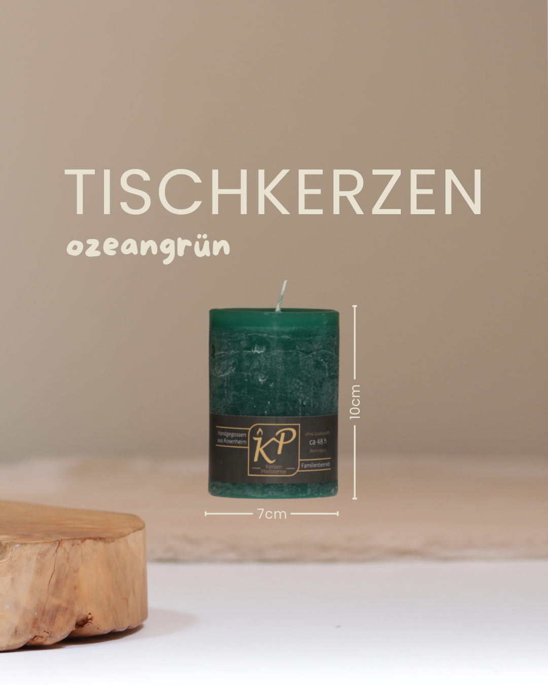 Tischkerze in ozeangrün mit Angaben zu Höhe und Durchmesser.