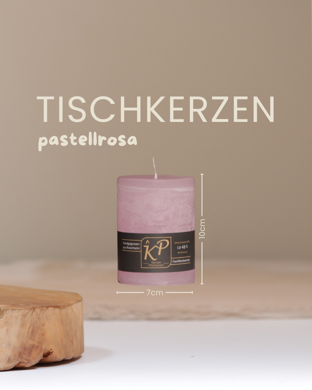 Tischkerze in pastellrosa mit Angaben zu Höhe und Durchmesser.