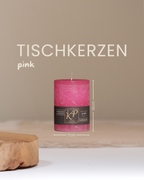 Tischkerze in pink mit Angaben zu Höhe und Durchmesser.