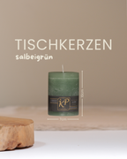 Tischkerze in salbeigrün mit Angaben zu Höhe und Durchmesser.