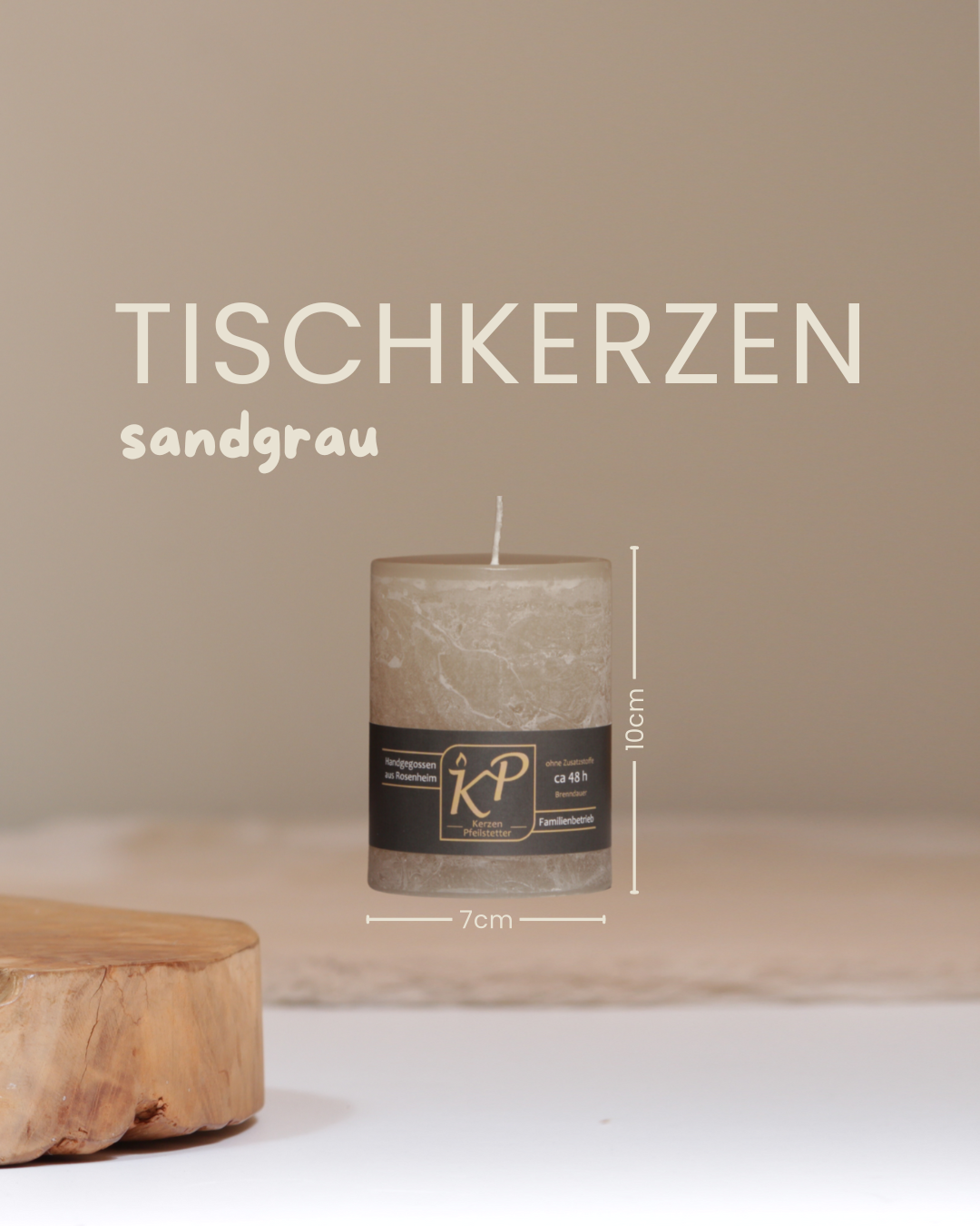 Tischkerze in sandgrau mit Angaben zu Höhe und Durchmesser.