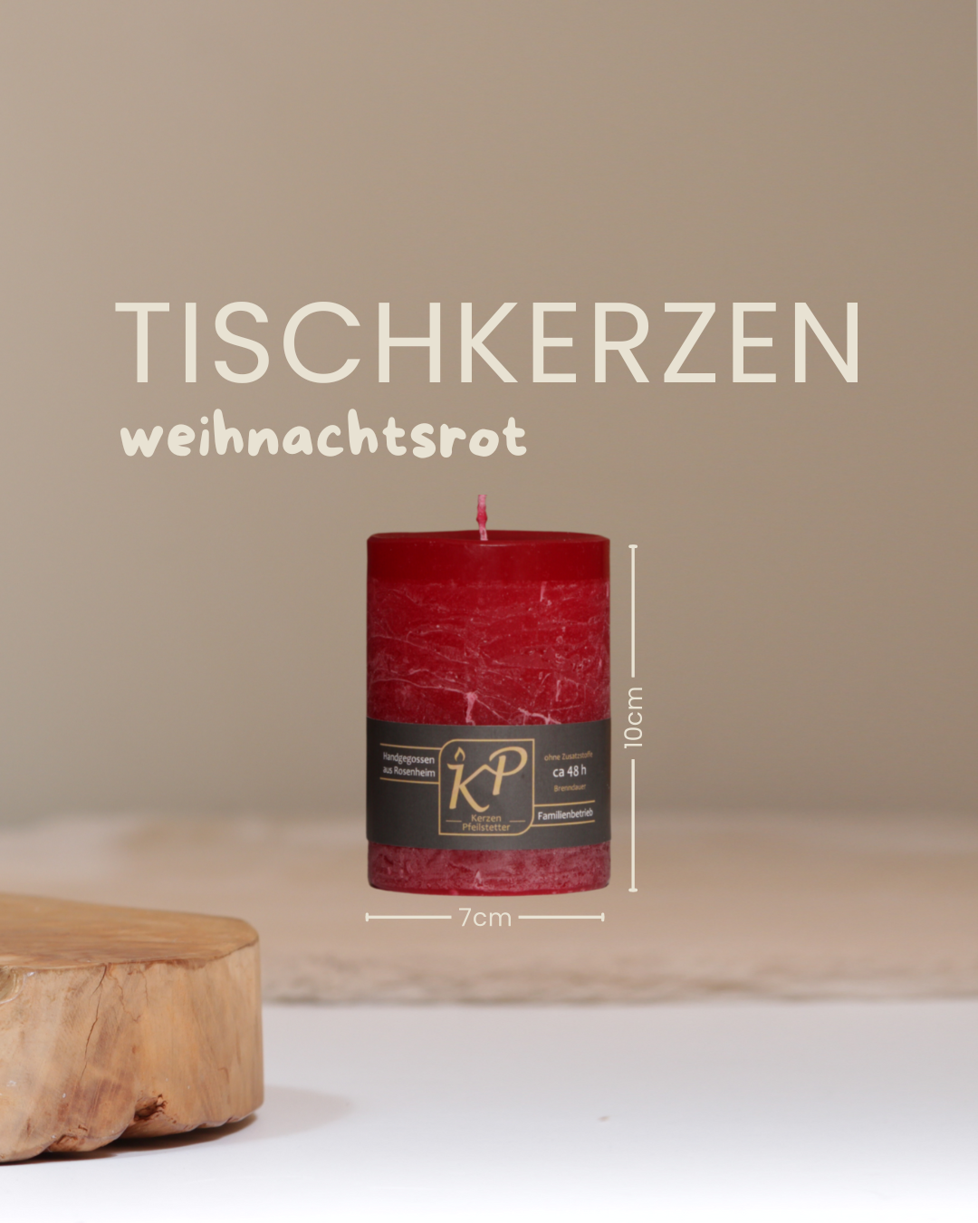 Tischkerze in weihnachtsrot mit Angaben zu Höhe und Durchmesser.