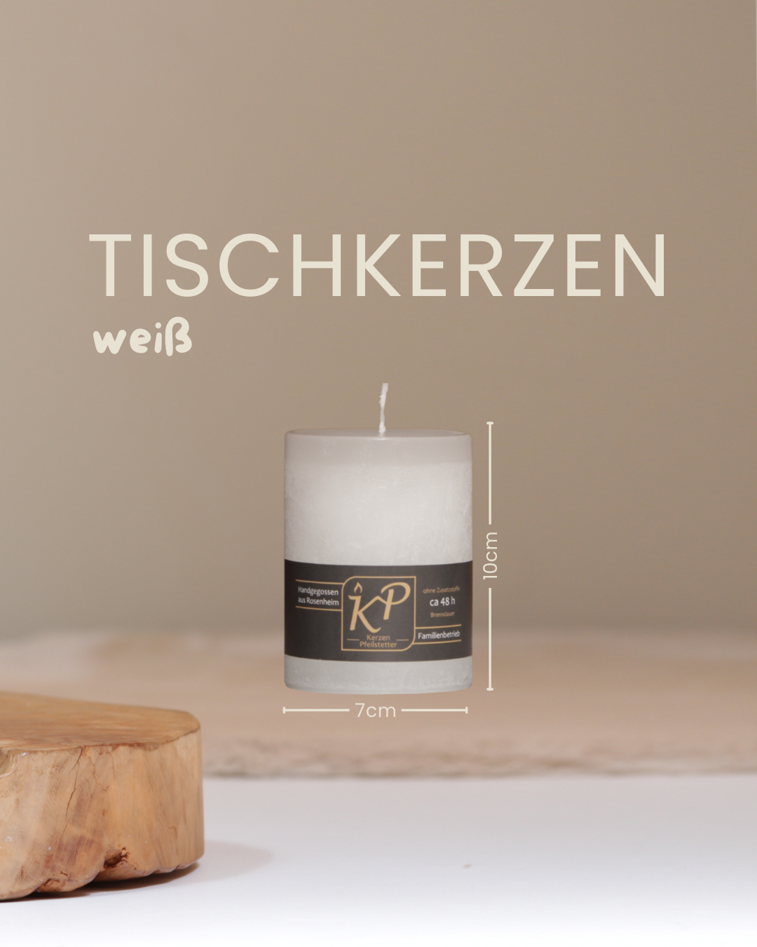 Tischkerze in weiß mit Angaben zu Höhe und Durchmesser.