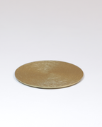 Kerzenteller aus Aluminium, gewölbt, goldfarben in der kleinen Größe.