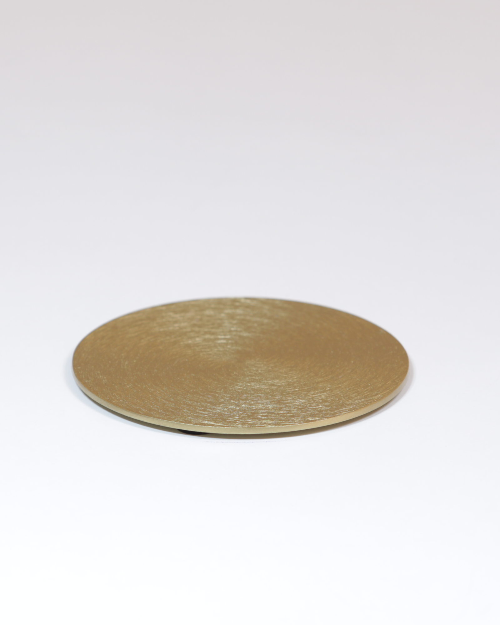 Kerzenteller aus Aluminium, gewölbt, goldfarben in der kleinen Größe.