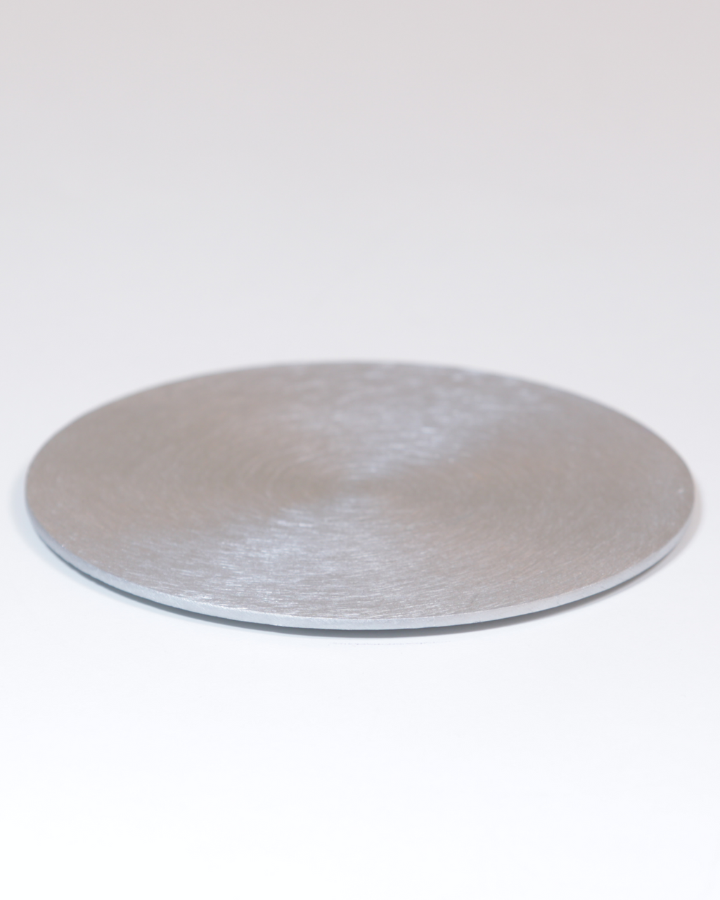 Kerzenteller aus Aluminium, gewölbt, silberfarben in der großen Größe.